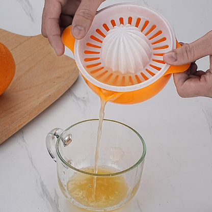 presse-agrume-personne-qui-verse-le-jus-dans-un-verre