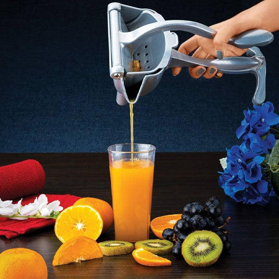 presse-agrume-personne-qui-verse-le-resultat-d-une-orange-dans-un-verre-avec-fruit-autour