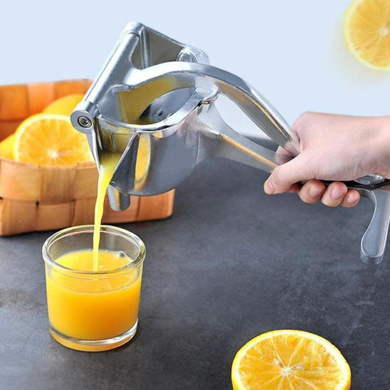 presse-agrume-personne-qui-verse-le-resultat-d-une-orange-dans-un-verre-sur-un-comptoir