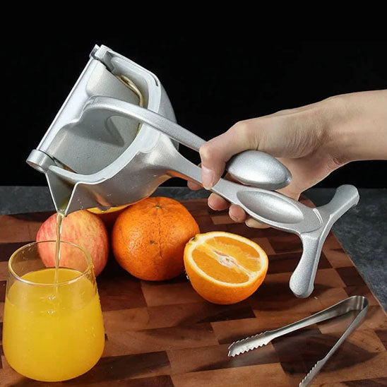 presse-agrume-personne-qui-verse-le-resultat-d-une-orange-dans-un-verre