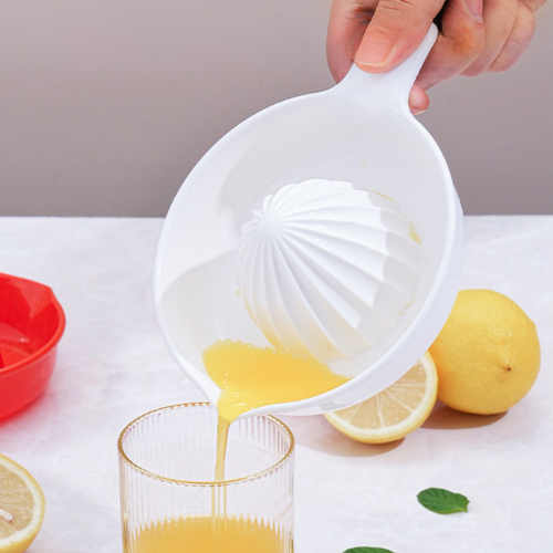 presse-agrume-personne-qui-verse-le-resultat-du-jus-d-orange