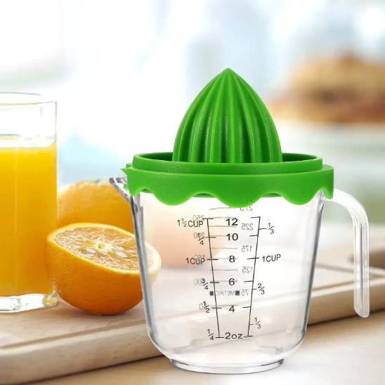 presse-agrume-sur-le-comptoir-avec-un-verre-de-jus-d-orange