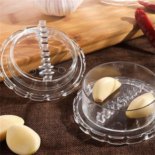 presse-ail-avec-de-l-ail-a-l-interieur