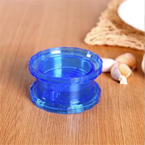 presse-ail-bleu-sur-la-table