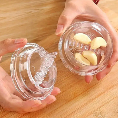 presse-ail-personne-qui-a-mis-de-l-ail-a-l-interieur