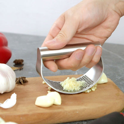 presse-ail-personne-qui-hache-de-l-ail-sur-une-planche-a-decouper
