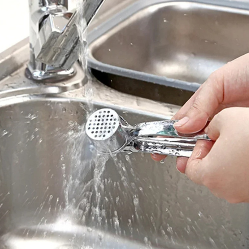 presse-ail-personne-qui-le-nettoie-sous-l-eau