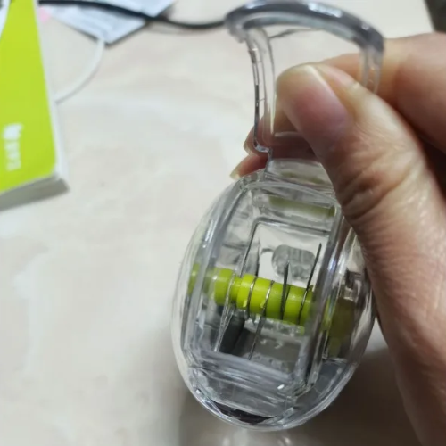 presse-ail-personne-qui-montre-l-interieur