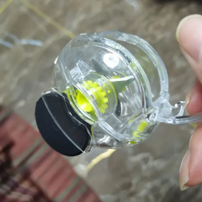 presse-ail-personne-qui-montre-le-presse-ail