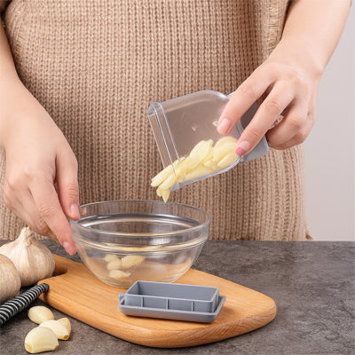presse-ail-personne-qui-verse-l-ail-dans-un-bol