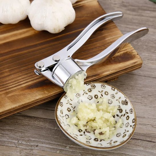 presse-ail-qui-a-ete-broyer-dans-une-assiette