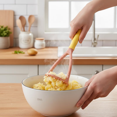 presse-puree-personne-qui-ecrase-des-patates-dans-un-bol