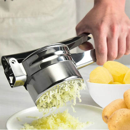 presse-puree-personne-qui-ecrase-des-patates-dans-une-assiette