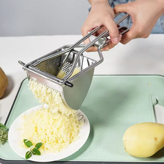 presse-puree-personne-qui-ecrase-des-patates-dans-une-assiette