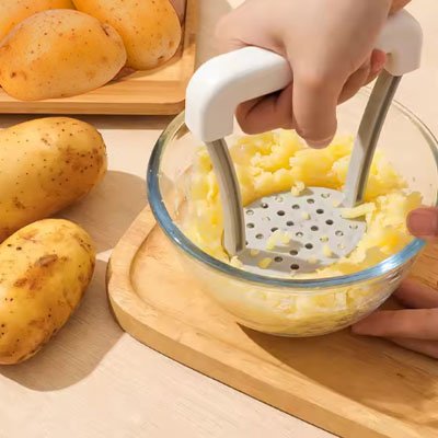 presse-puree-personne-qui-ecrase-des-patates