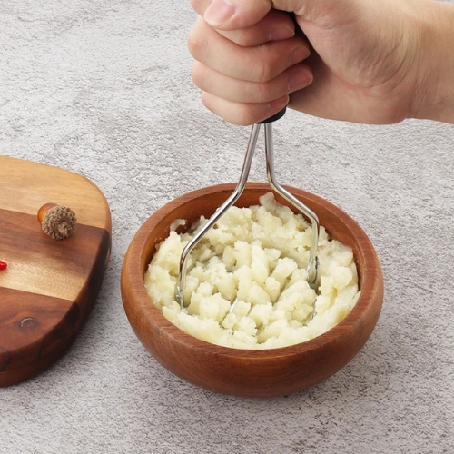 presse-puree-personne-qui-ecrase-des-pomme-de-terre-dans-un-petit-bol