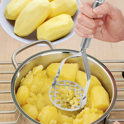 presse-puree-personne-qui-ecrase-des-pommes-terre-dans-un-chaudron