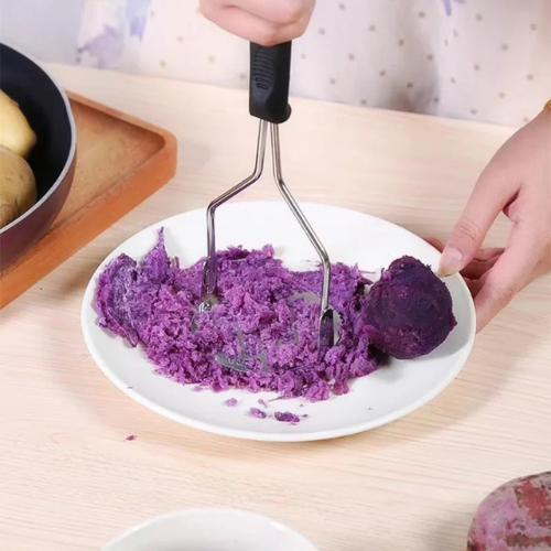 presse-puree-personne-qui-ecrasse-des-betterave-dans-une-assiette