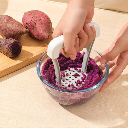 presse-puree-personne-qui-fait-de-la-puree-de-betterave