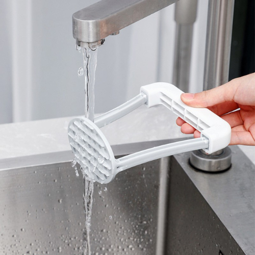 presse-puree-personne-qui-le-nettoie-sous-leau