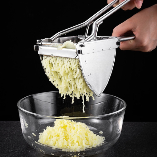 presse-puree-personne-qui-presse-des-patates-dans-un-bol