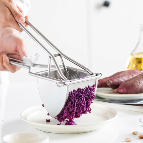 presse-puree-personne-qui-presse-une-betterave