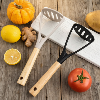 presse-puree-sur-la-table-avec-des-legumes
