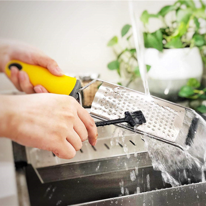 rape-a-fromage-personne-qui-nettoie-la-rape