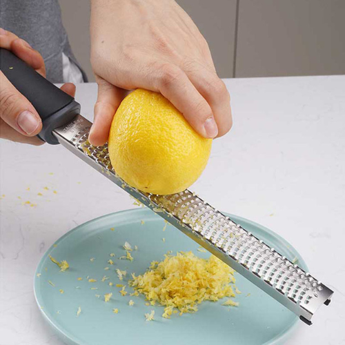 rape-a-fromage-personne-qui-rape-citron-dans-une-assiette