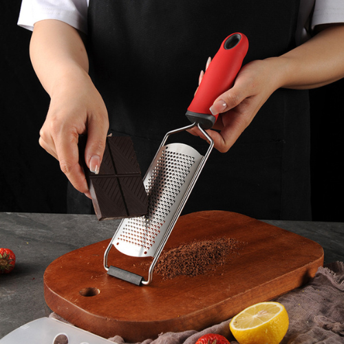 rape-a-fromage-personne-qui-rape-du-chocolat