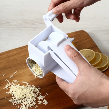 rape-a-fromage-personne-qui-rape-du-fromage-sur-une-planche-a-decouper