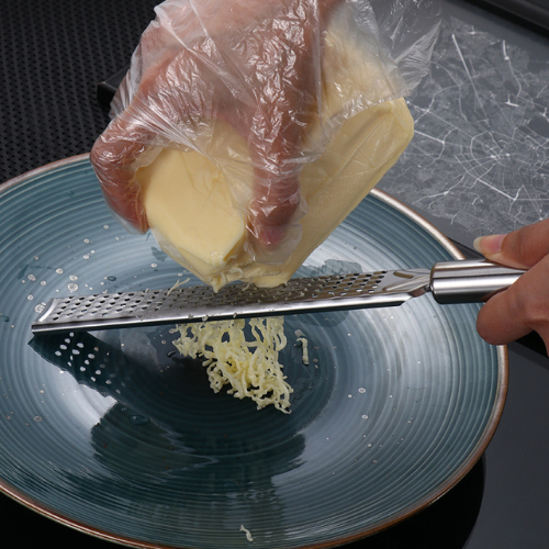 rape-a-fromage-personne-qui-rape-du-fromage