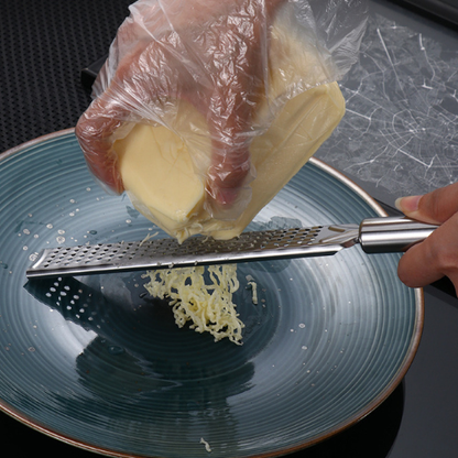 rape-a-fromage-personne-qui-rape-du-fromage