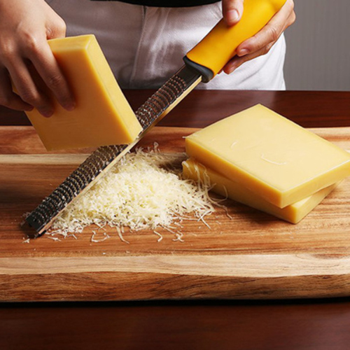 rape-a-fromage-personne-qui-rape-du-parmesan-sur-une-planche