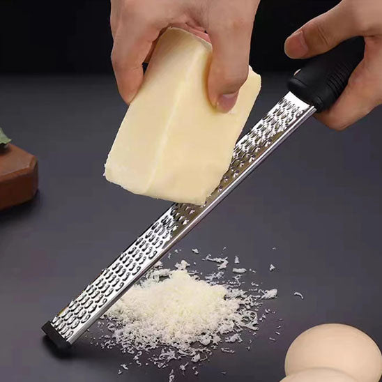 rape-a-fromage-personne-qui-rape-du-parmesan