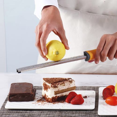 rape-a-fromage-personne-qui-rape-un-citron-sur-un-gateau