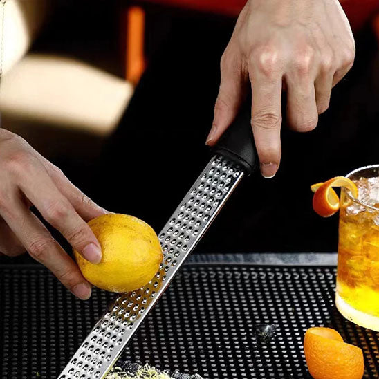rape-a-fromage-personne-qui-zeste-un-citron-pour-un-cocktail