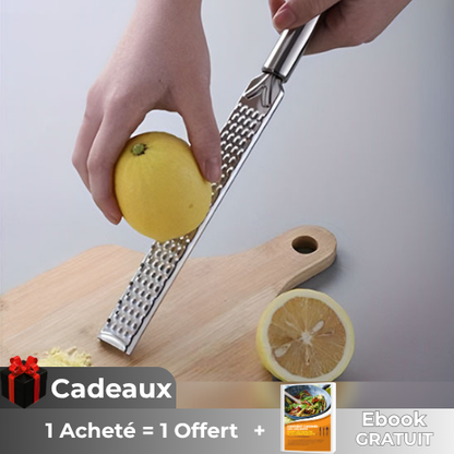 rape-a-fromage-personne-qui-zeste-un-citron