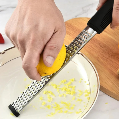 rape-a-fromage-personne-qui-zeste-un-citron