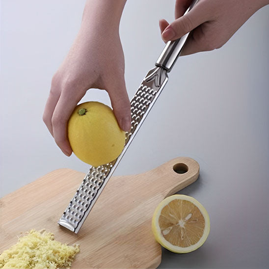 rape-a-fromage-personne-qui-zeste-un-citron