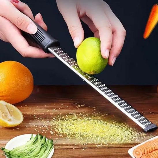 rape-a-fromage-personne-qui-zeste-une-lime