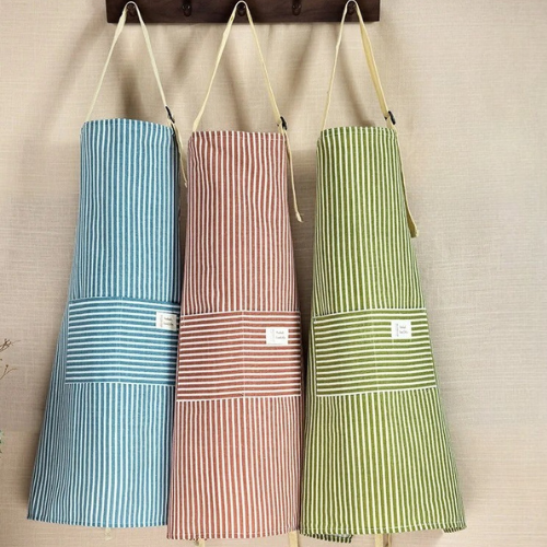 tablier-de-cuisine-accrocher-sur-un-crochet