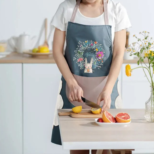 tablier-de-cuisine-personne-qui-coupe-une-orange