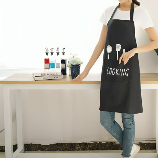 tablier-de-cuisine-personne-qui-le-port-dans-une-cuisine