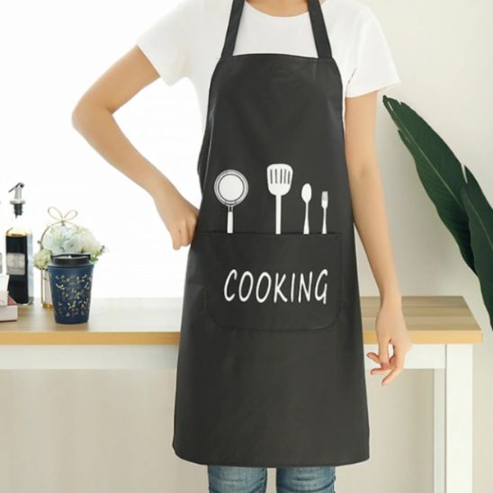 tablier-de-cuisine-personne-qui-le-port-dans-une-cuisine