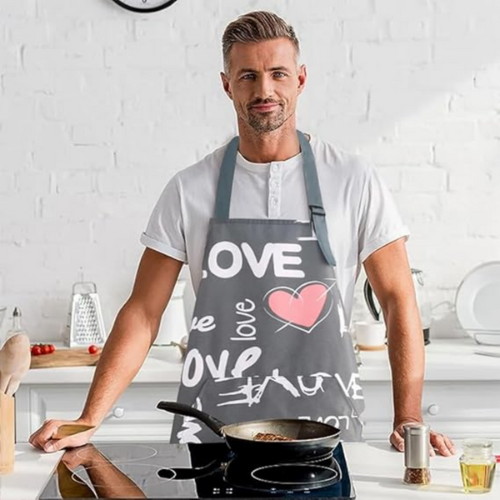 tablier-de-cuisine-personne-qui-le-port-dansune-cuisine