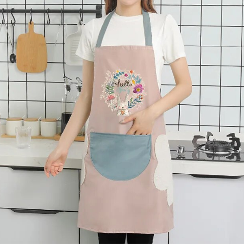 tablier-de-cuisine-personne-qui-le-porte-dans-une-cuisine