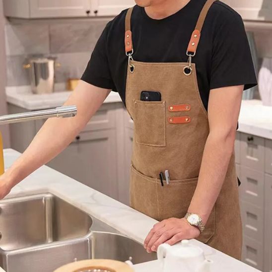 tablier-de-cuisine-personne-qui-le-porte-pour-faire-la-vaisselle