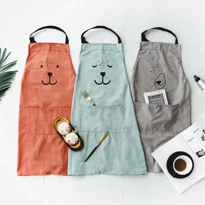 tablier-de-cuisine-sur-la-table-avec-une-tasse-de-cafe