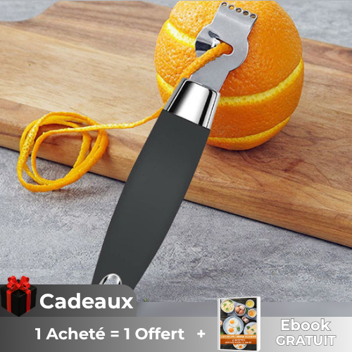 zesteur-personne-qui-a-zester-un-orange-sur-planche-a-decouper